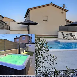 Ferienhaus Casa Tara Three-bedroom, Pula