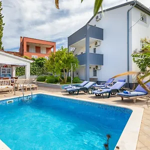 Ferienhaus Nature & Sea With Pool, Pula